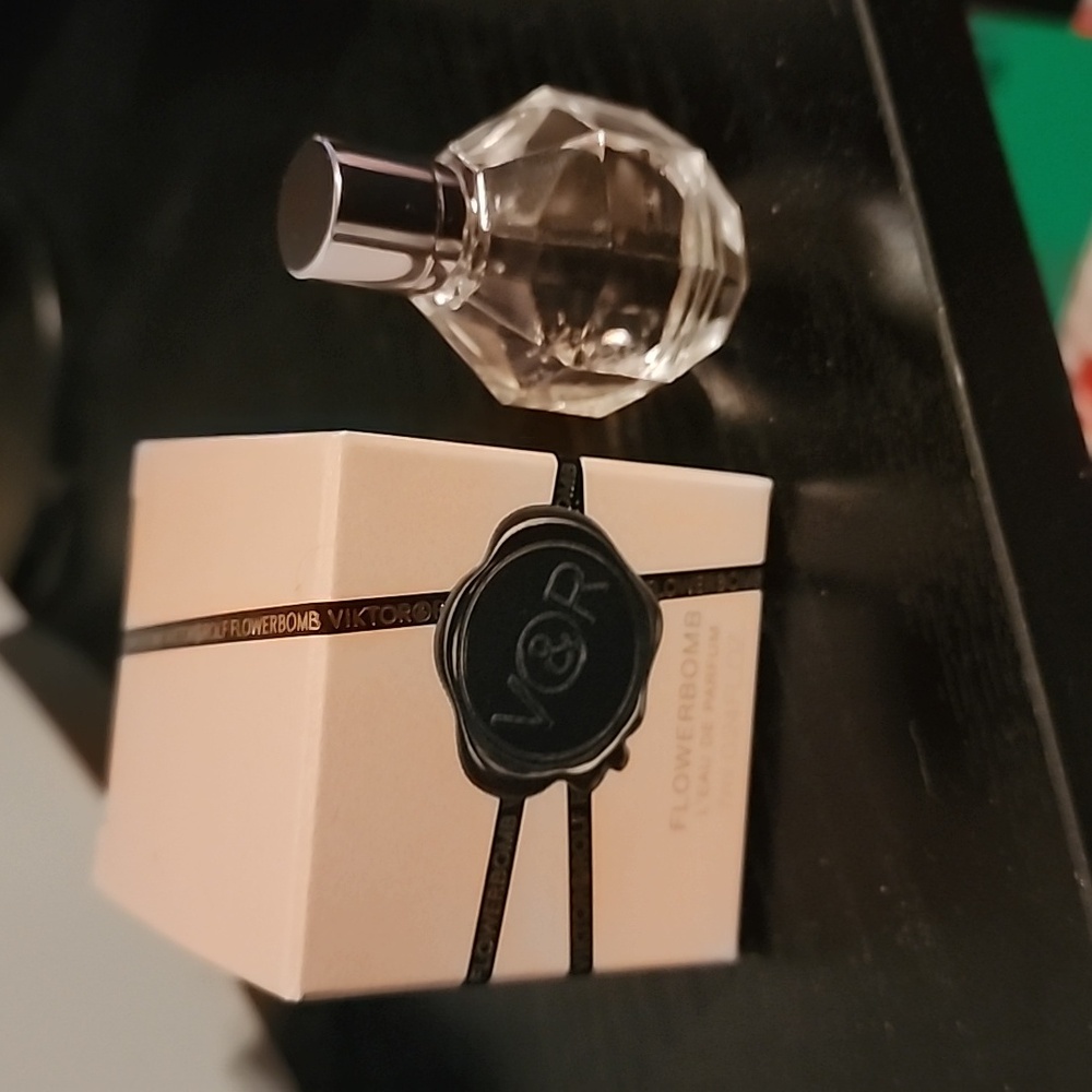🦋Viktor & Rolf Flowerbomb Mini - Picture 2 of 2